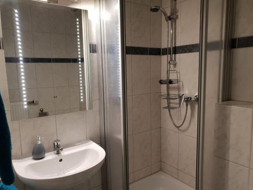 y baño con ducha y lavamanos. en Hotel Hof Münsterland, en Ahlen