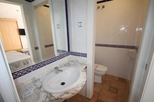 ein Bad mit einem Waschbecken und einem WC in der Unterkunft Hotel Mediterraneo Carihuela in Torremolinos