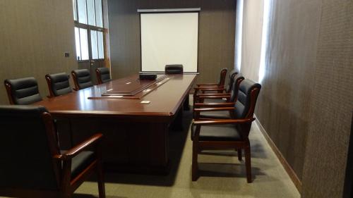 a conference room with a long table and chairs at Hotel Halwachy in As Sulaymānīyah