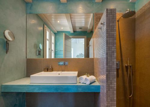 Ένα μπάνιο στο Villa Emmelia & Guesthouse Amazing View with Pool
