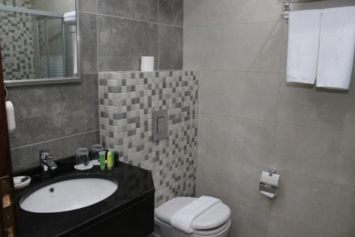 A bathroom at Rayshan Hotel