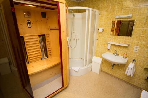 Koupelna v ubytování Hotel Altwirt