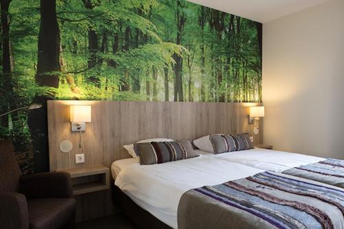 BarchemにあるLandgoedhotel Woodbrooke Barchemのベッドルーム1室(壁に絵画が描かれたベッド1台付)