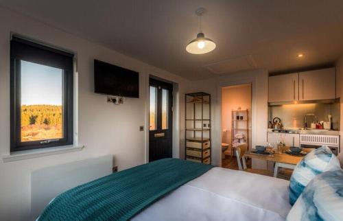sypialnia z dużym łóżkiem i kuchnią w obiekcie Elfin Cottage w mieście Portree
