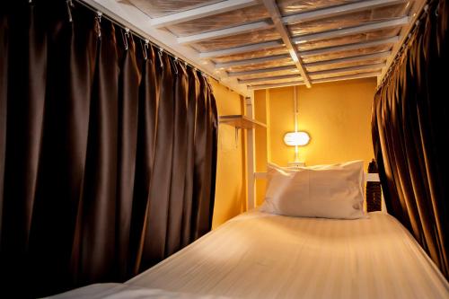 Llit o llits en una habitació de Thai Thai Hostel