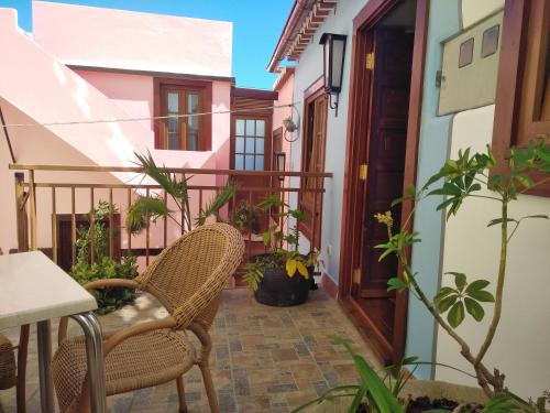 une cour dans une maison avec des chaises et des plantes dans l'établissement Casa Elvira, à Santa Cruz de la Palma