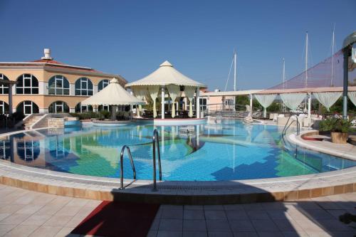 uma grande piscina em frente a um edifício em Marina Frapa Resort Rogoznica em Rogoznica