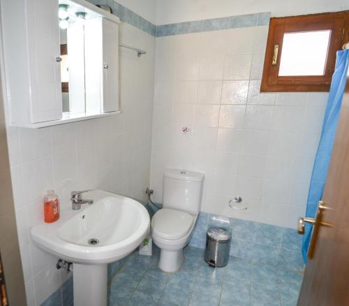 uma casa de banho com um WC e um lavatório em PETRA-MARE 6 em Triopetra