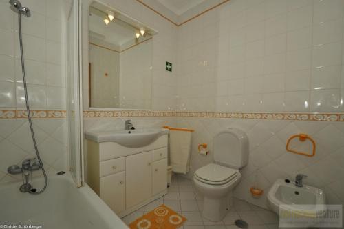 ラゴスにあるD.Anaのバスルーム(トイレ、洗面台、バスタブ付)