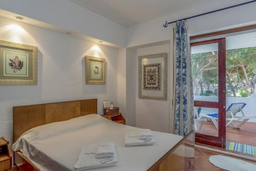 a bedroom with a bed and a window at FLH Albufeira Açoteias Apartment in Albufeira
