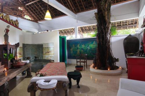 um quarto com uma árvore no meio em Hotel Tugu Blitar em Blitar