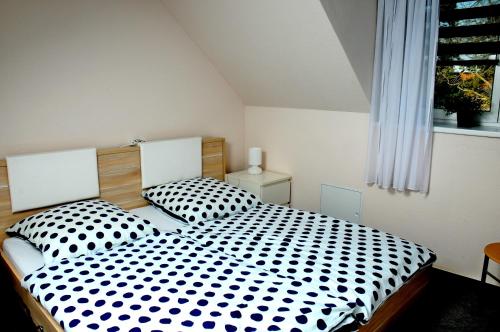 1 dormitorio con 2 camas y sábanas blancas y negras en Fewo Am Krongut Bornstedt, en Potsdam