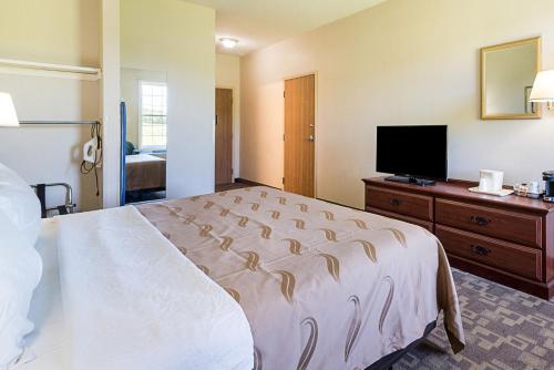 Postel nebo postele na pokoji v ubytování Quality Inn & Suites Schoharie near Howe Caverns