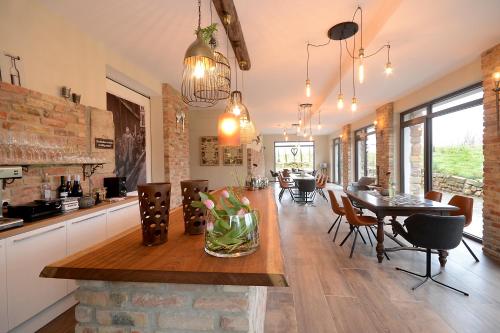 a kitchen and dining room with a table and chairs at Vinotel Dollt-Kern in Flemlingen