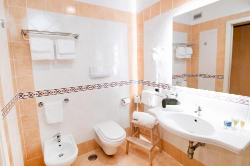 bagno con lavandino e servizi igienici di Hotel Rivage a Sorrento