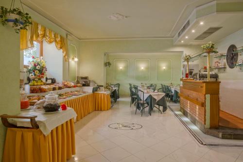 ein Restaurant mit Tischen und Stühlen in einem Zimmer in der Unterkunft Hotel Palazzo Vecchio in Florenz