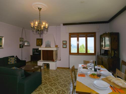 een woonkamer met een tafel en een open haard bij Belvilla by OYO Casa grande in Corvara
