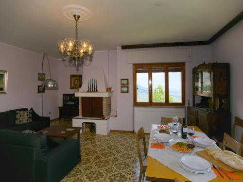 Posedenie v ubytovaní Holiday Home in Corvara with Pool and Barbecue
