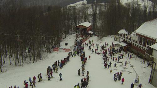 a large group of people standing on a ski slope at Suior Resort Baza in Baia-Sprie