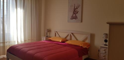 ドルガーリにあるAppartamento Dorgaliのベッドルーム1室(枕2つ付)
