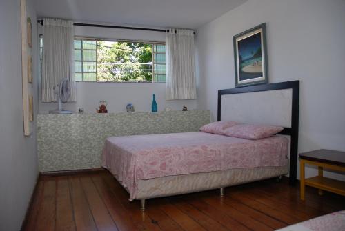 1 dormitorio con cama y ventana en Pousada Ana Poipa, en Goiânia