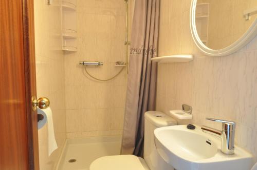 ロザスにあるRNET - Figueresのバスルーム(洗面台、トイレ、シャワー付)
