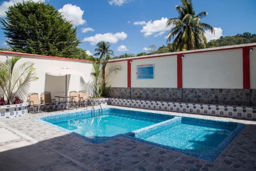 Swimming pool sa o malapit sa Hotel Aruma