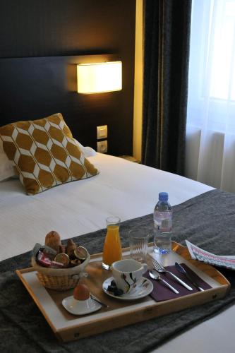Makanan di atau berdekatan hotel