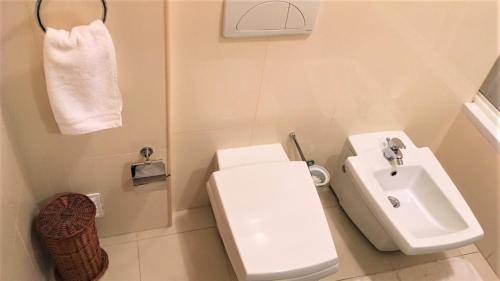 ラゴスにあるMar e Lagosの白いバスルーム(洗面台、トイレ付)
