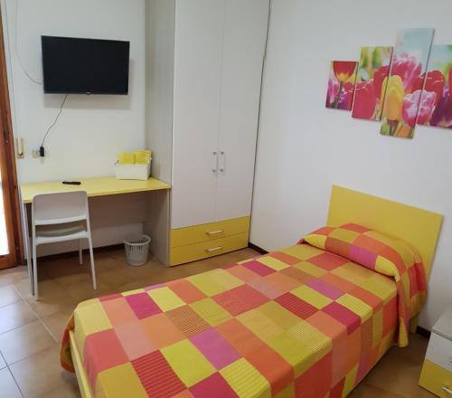MAYFLOWERS B&B Zona Ospedale Cisanello Pisaにあるベッド