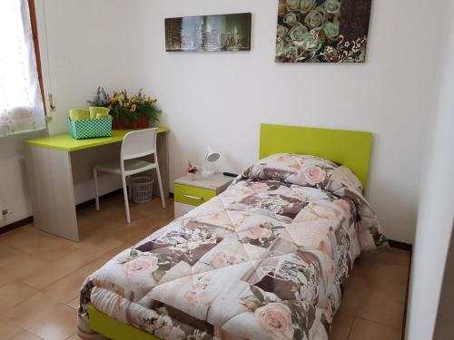 Un pat sau paturi într-o cameră la May flowers