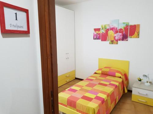 MAYFLOWERS B&B Zona Ospedale Cisanello Pisaにあるベッド