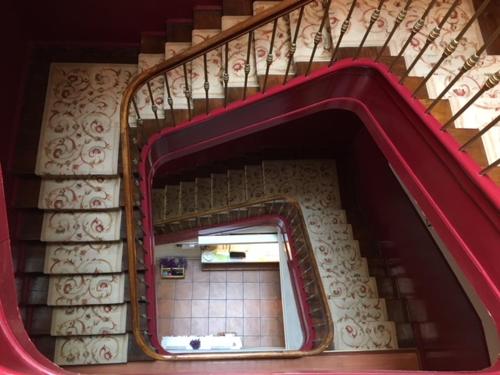 escalera de caracol con espejo en la habitación en Hotel Covadonga, en Ribadesella