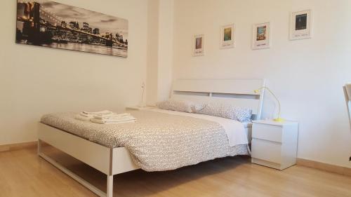 ローマにあるC'è posto per teの白いベッドルーム(ベッド1台、ナイトスタンド付)