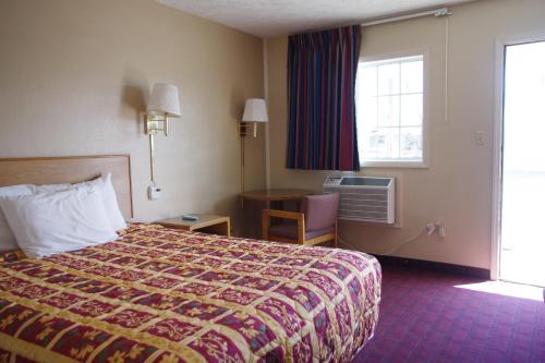 מיטה או מיטות בחדר ב-Economy Inn McCook
