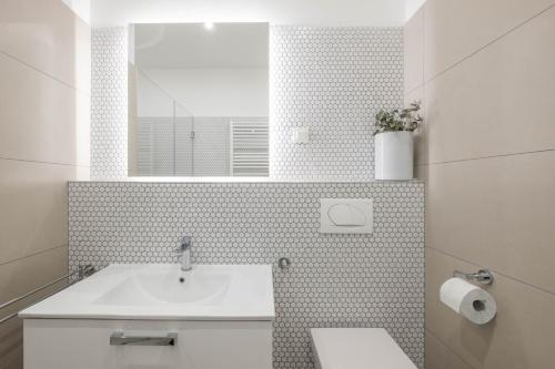 La salle de bains est pourvue d'un lavabo, de toilettes et d'un miroir. dans l'établissement Zagreb Sleep & Eat, à Zagreb