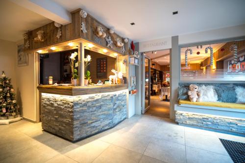 un restaurant avec un arbre de Noël dans un magasin dans l'établissement Christiania Hôtel, à Valloire