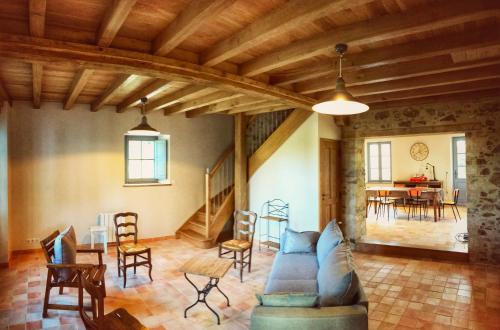 Saint-Michel-Mont-MercureにあるLa Mauriere - Puy du Fouのリビングルーム(ソファ、椅子、テーブル付)