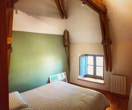 - une chambre avec un lit et une fenêtre dans l'établissement La Mauriere - Puy du Fou, à Saint-Michel-Mont-Mercure