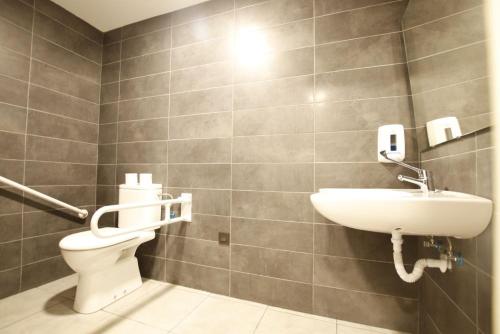 ビルバオにあるBilbao Metropolitan Hostel by Bossh! Hotelsのトイレと洗面台付きのバスルーム