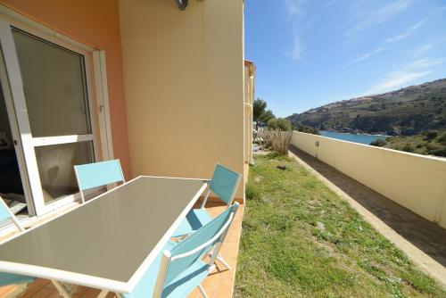 Photo de la galerie de l'établissement Jolie vue mer T2 tout confort, à Cerbère