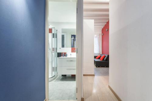 バルセロナにあるNice apartment in Santsのリビングルーム付きの部屋の鏡