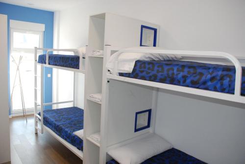 Bunk bed o mga bunk bed sa kuwarto sa Albergue Xabarín