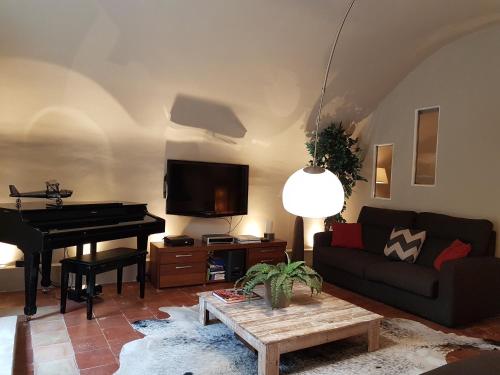 a living room with a couch and a piano at Bastide en Provence in Auriol