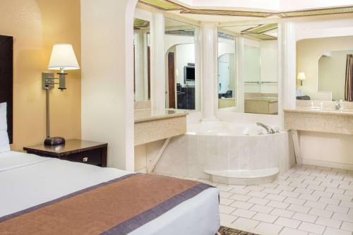Ein Bett oder Betten in einem Zimmer der Unterkunft Quality Inn & Suites
