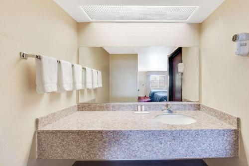 y baño con lavabo y espejo. en Days Inn by Wyndham Fort Stockton en Fort Stockton