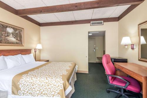 Una cama o camas en una habitación de Days Inn by Wyndham Niles