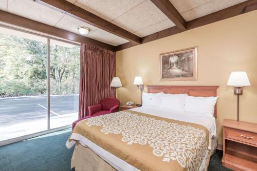 Habitación de hotel con cama y ventana grande en Days Inn by Wyndham Niles en Niles
