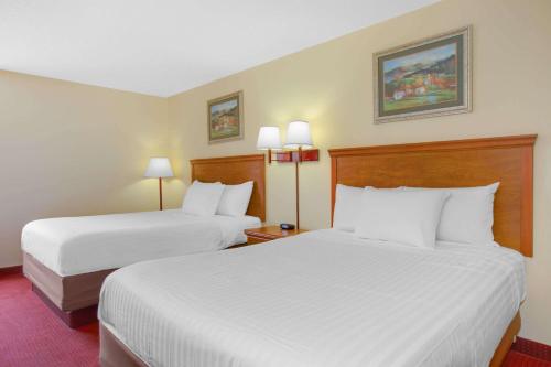 ein Hotelzimmer mit 2 Betten und 2 Lampen in der Unterkunft Days Inn by Wyndham Mount Hope in Mount Hope