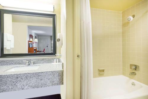 Ένα μπάνιο στο Days Inn by Wyndham Paintsville